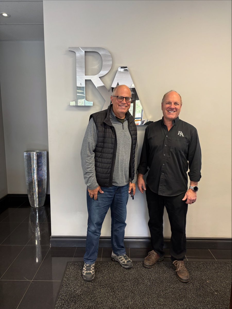 RobAuto1988's tweet image. It’s a great day when we meet one of our Auto Experts viewers in person. Norbert from Oakville dropped in for a Corrosion free rust proofing. @cogeco @yourtvhalton #cogeco #yourtv #localtv #mississaugasmallbusiness