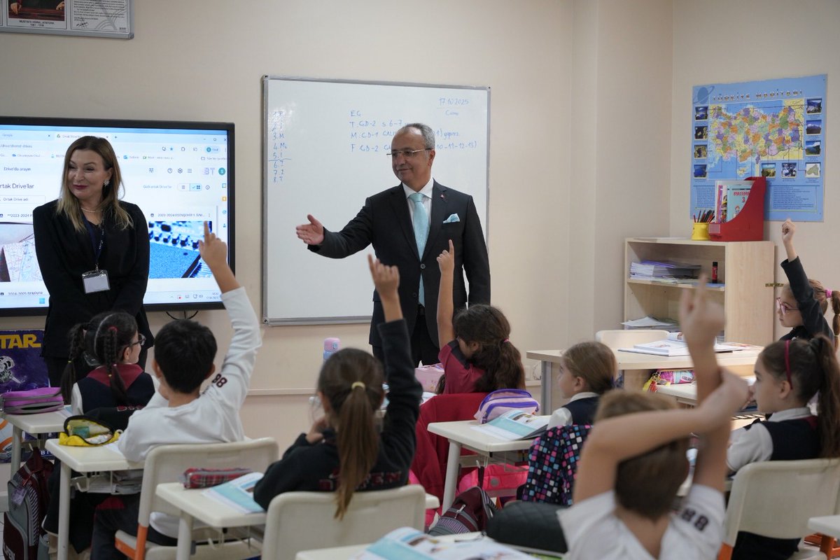 🔹 Kaymakamımız Sayın Yüksel ÇELİK, İlçe Millî Eğitim Müdürümüz Mustafa ÖZEN ile birlikte Bilfen Esenşehir Koleji’ni ziyaret etti.

Ziyarette; okulda yürütülen eğitim faaliyetleri hakkında bilgi alındı, öğrencilerle bir araya gelinerek başarı dileklerinde bulundu.