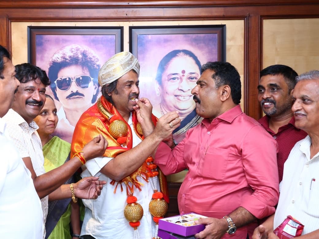 KAMSKARNATAKA's tweet photo. @Madhu_Bangarapp Thank you so much for providing equality for poor, underprivileged, economically weaker section minority upholding &amp; level playing opportunity between boards.  https://t.co/DTRCS97m7I https://t.co/n51XXUaOxW