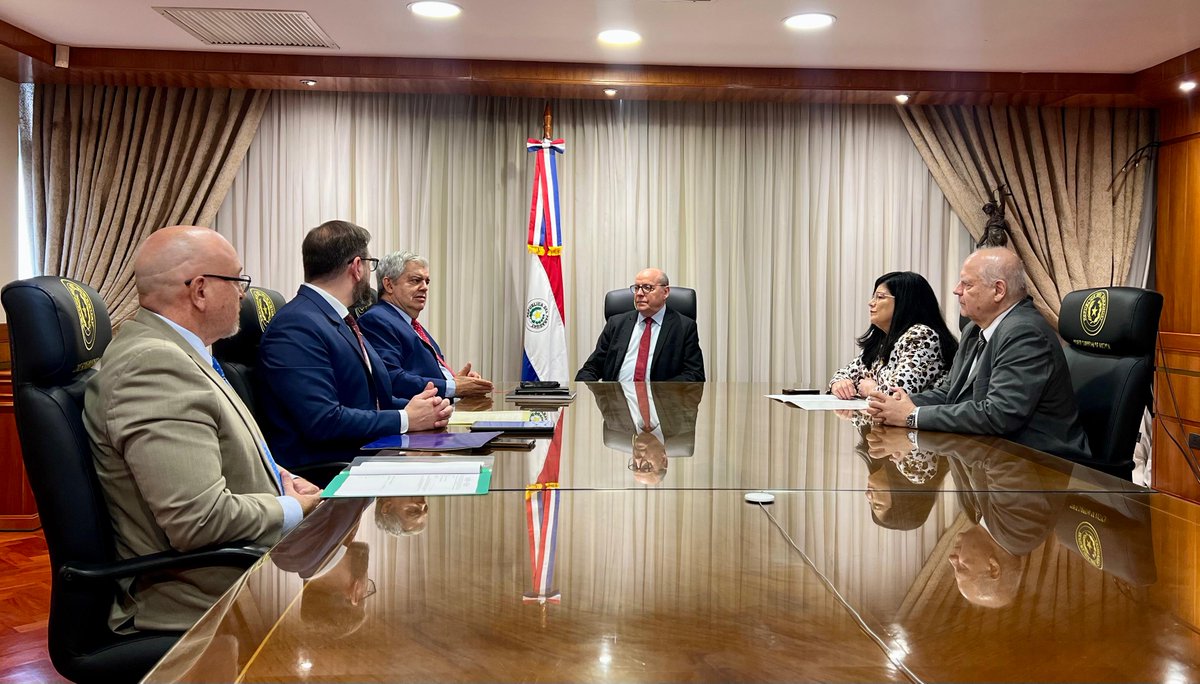 PoderJudicialPY's tweet image. 🔴Coordinan acciones para ampliar la cantidad de beneficiarios de tobilleras electrónicas
🔹En la sala del Pleno, el presidente de la Corte Suprema de Justicia, doctor César Diesel; la vicepresidenta primera, titular de la Sala Penal y ministra encargada de la Oficina Técnica…