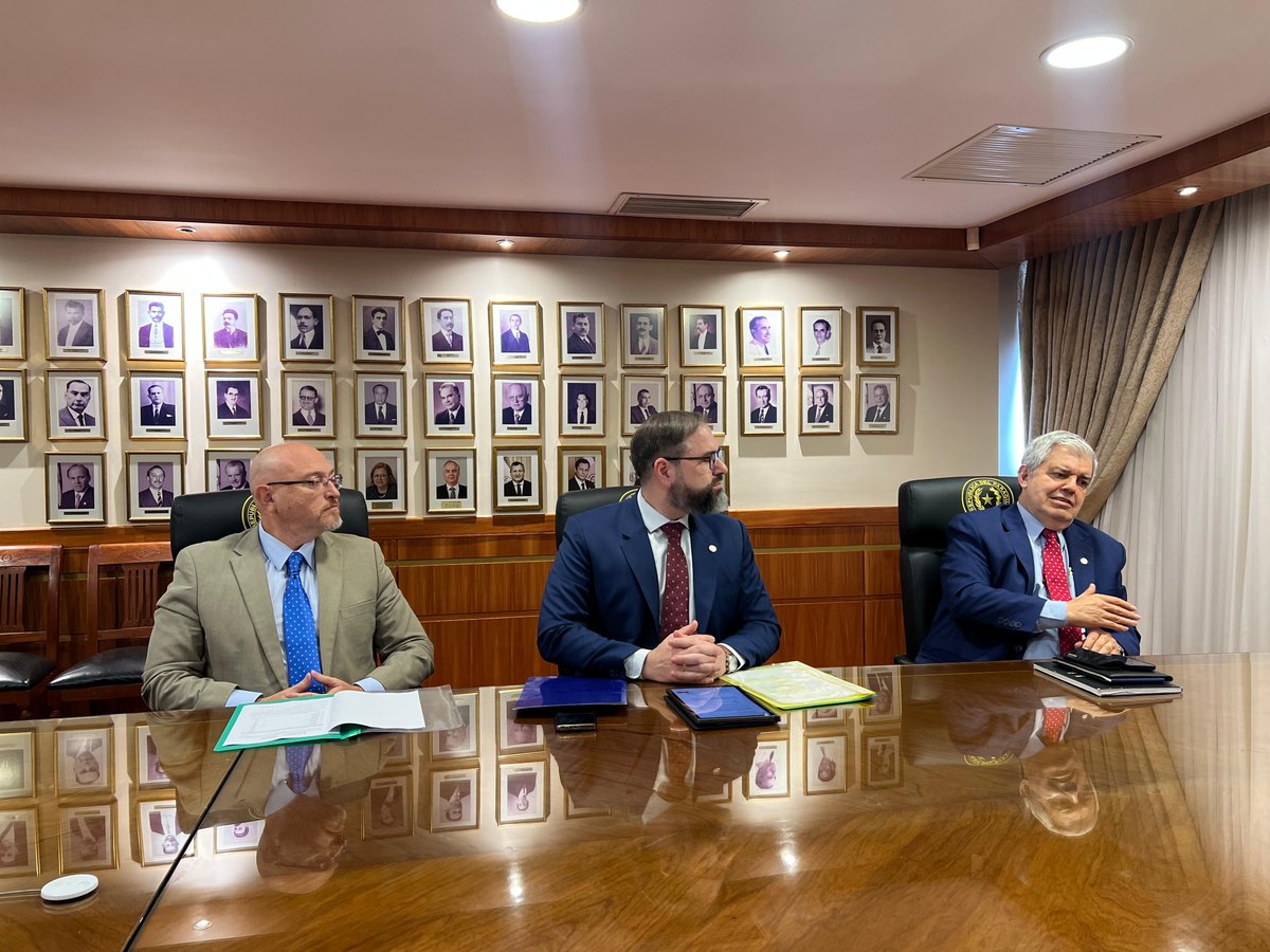 PoderJudicialPY's tweet image. 🔴Coordinan acciones para ampliar la cantidad de beneficiarios de tobilleras electrónicas
🔹En la sala del Pleno, el presidente de la Corte Suprema de Justicia, doctor César Diesel; la vicepresidenta primera, titular de la Sala Penal y ministra encargada de la Oficina Técnica…