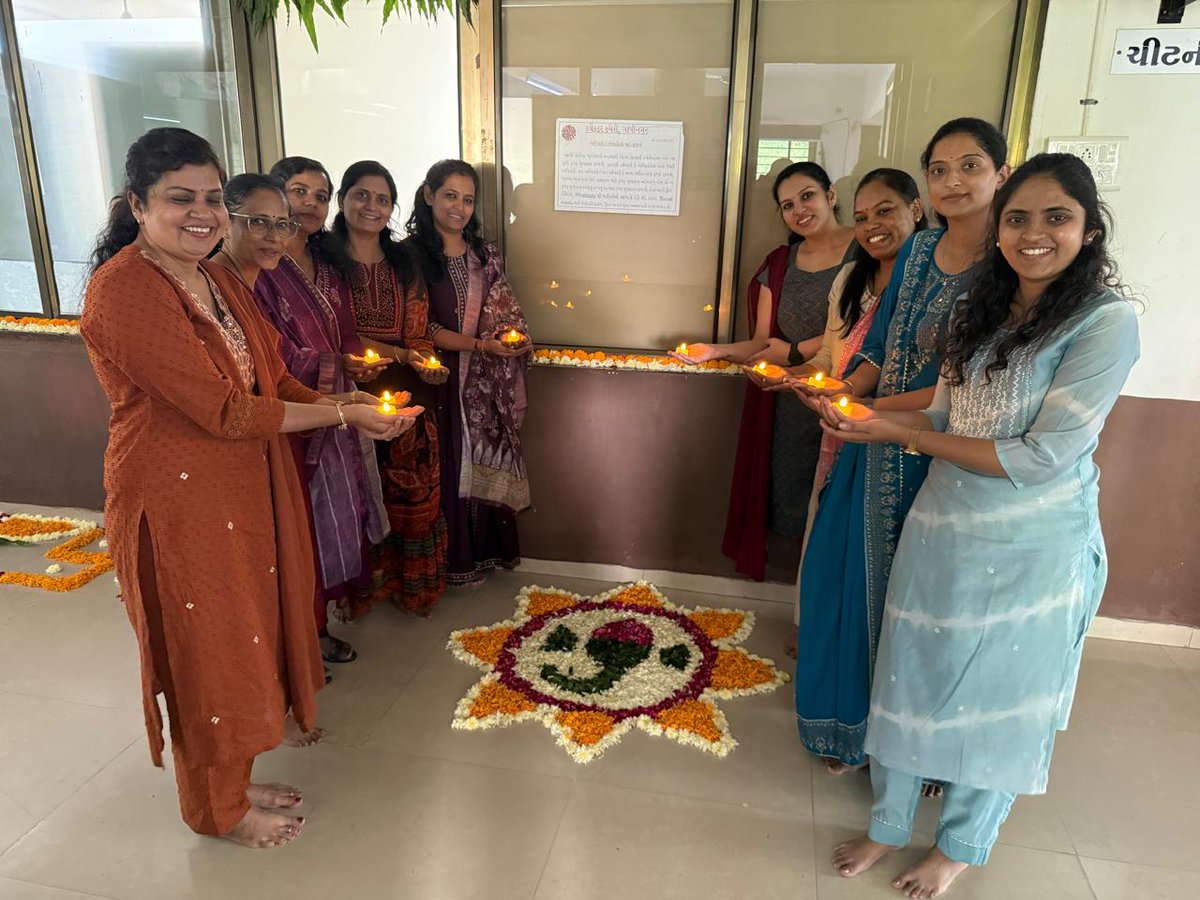 જિલ્લા કલેક્ટર કચેરી ગાંધીનગર ખાતે દિવાળીના પર્વની સુંદર ઉજવણી

દિવાળીનું પર્વ જીવનમાં અઢળક ખુશીઓ અને શુભેચ્છાઓ સાથે આનંદ અને ઉત્સાહને પણ લાવે છે. આ પર્વનું સાંસ્કૃતિક મહત્વ પણ ખૂબ અનેરૂં છે. આ પર્વના દિવસો દરમિયાન ઘરો અને દુકાનોએ સુંદર રંગોળી કરવામાં આવે છે. ત્યારે ગાંધીનગર