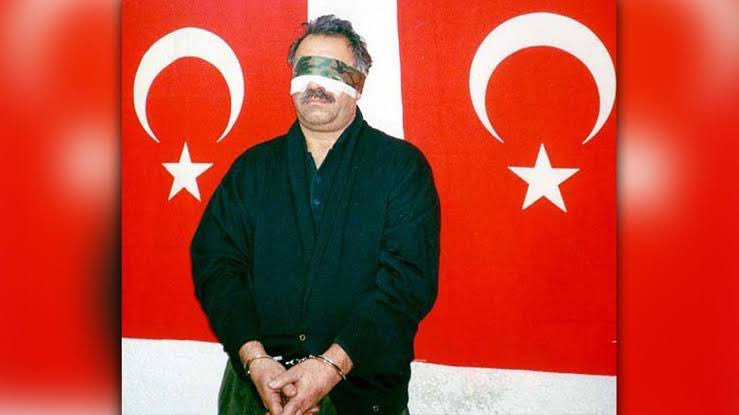 Binlerce Türk’ü şehit eden teröristbaşı Öcalan umut hakkı istiyor!

Abdullah Öcalan bebek katili bir teröristtir!

Bu soysuzu konuşturanlar vatan hainidir!