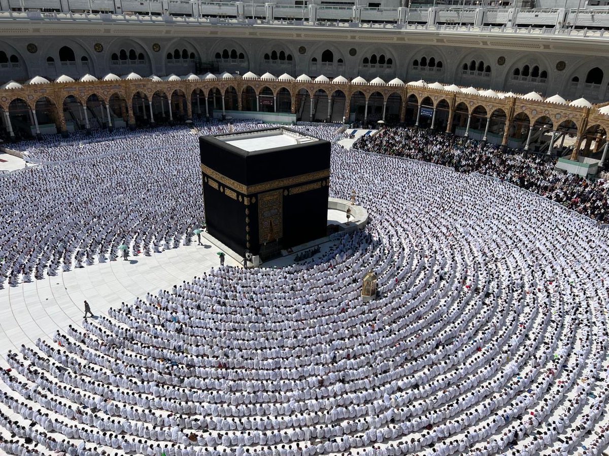 الجمعة من جوار الكعبة.. 

حيث الطمأنينة تملأ القلوب.

-