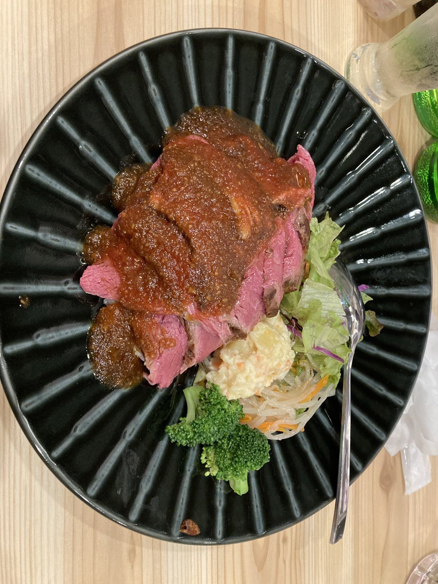 VCIqzAh98xCzGzB's tweet image. 山田調味料研究所のローストビーフプレートくそ美味い
今年一かもー