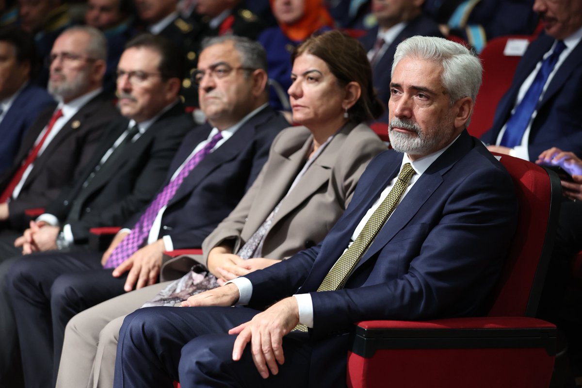 GalipEnsarioglu's tweet photo. TBMM Başkanımız Sayın Numan Kurtulmuş’un teşrifleriyle düzenlenen Dicle Üniversitesi 2025-2026 Akademik Yılı Açılış Töreni’ne katıldık. 

Yeni akademik yılın şehrimize, üniversitemize ve öğrencilerimize hayırlı olmasını diliyor; bu kadim coğrafyada yüzyıllardır yan yana yaşayan, her dinden, her dilden ve her ırktan insanımızla birlikte, gençlerimizin bilgi ve azmiyle barışın, kardeşliğin ve refahın hâkim olduğu daha güçlü bir Türkiye’yi hep birlikte inşa edeceğiz.

@NumanKurtulmus @dicleuni1973