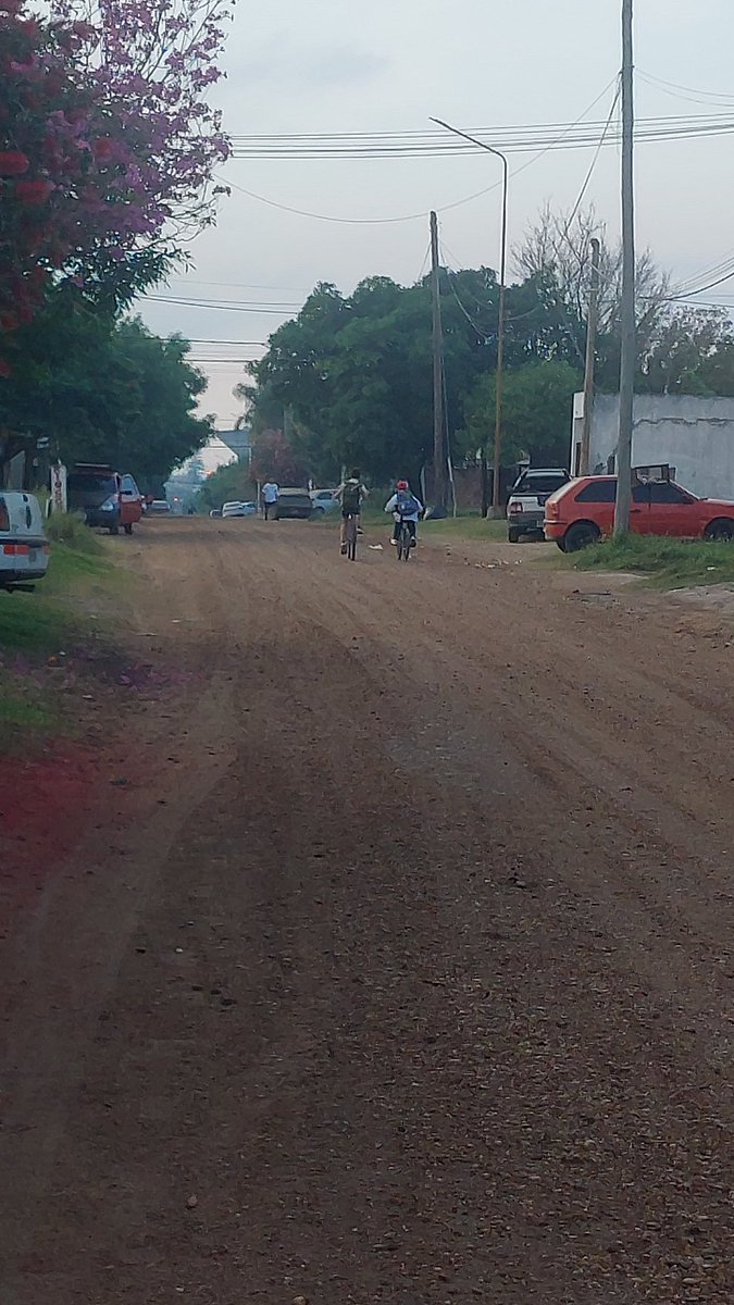Sofisaglio's tweet photo. Este es el preciso instante donde me doy cuenta que mi bebe está creciendo... Me pidió que lo  deje irse sólito 3 cuadras antes de llegar a la escuela con su compañero... en que momento es este sucesoooo?? Si  parece ayer que  me pedía de su teti...🥺🥺 https://t.co/nKULEGR2QT