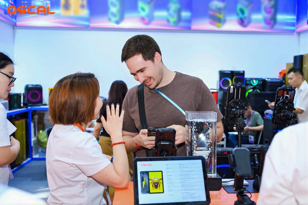 OscalJapan's tweet image. 展示会もいよいよ後半戦！🔥

まだOSCALブースに立ち寄っていない方、 チャンスはあとわずかです！ 明日が最終日、お見逃しなく！

📍ホール：6.1、ブース番号：G21-22 
📅開催期間：2025年10月15日〜19日 
🏛️会場：広州交易会コンプレックス

#OSCAL #第138回広州交易会 #RuggedPhones #Tablets…