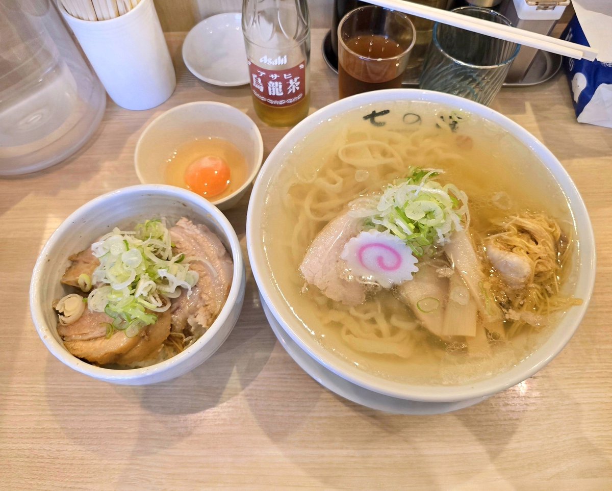 七の庫@古河

◾生姜◾チャー丼

久訪でも覚えててくれる嬉しさ🙇‍♂
記帳の組数に🧾目が点☺︎

平ザル麺上げ🩵華麗な手さばき
絶品ツルモチ自家製麺
鶏ガラあっさりコク旨💯黄金スープ
生姜玉で🫚パンチUP🤭⤴

🍚豚分厚くなった🤣❓
神豚下には😍💯大蒜生姜玉の旨丼🧄
#七の庫