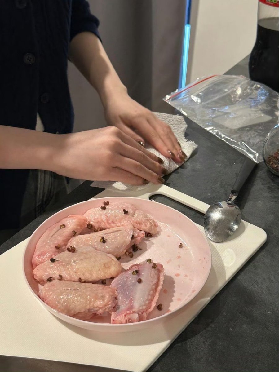 plix_12's tweet image. Gamau bergulat sama dapur... Tapi punya temen suka masak bener-bener ga bisa nolak sama dapur