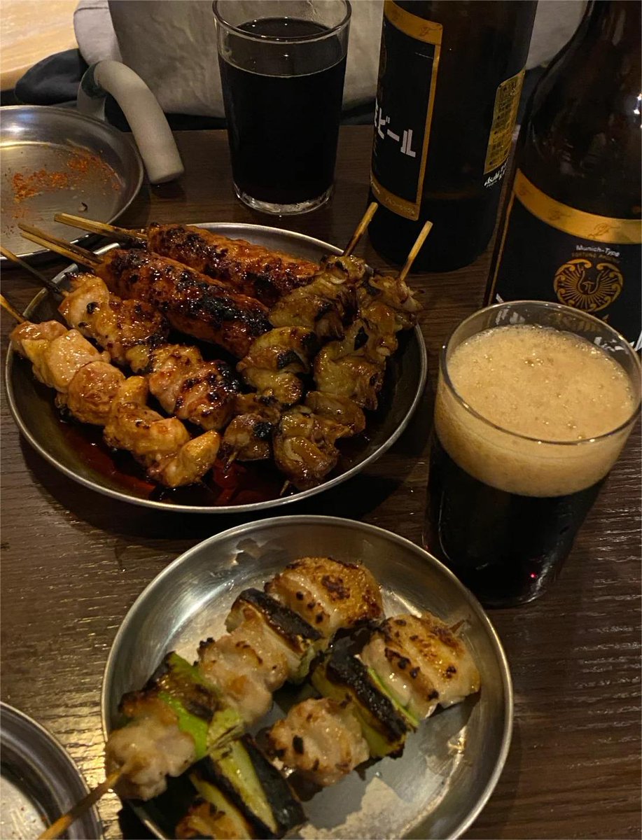 _ninapemberton's tweet image. 店の内装はちょっと古いけど、炭火で焼いた串焼きは出来たてでジュウジュウ音を立ててて、煙が立ち込める中で焦げ目の香ばしさが漂ってて、めっちゃ美味しいよ😋