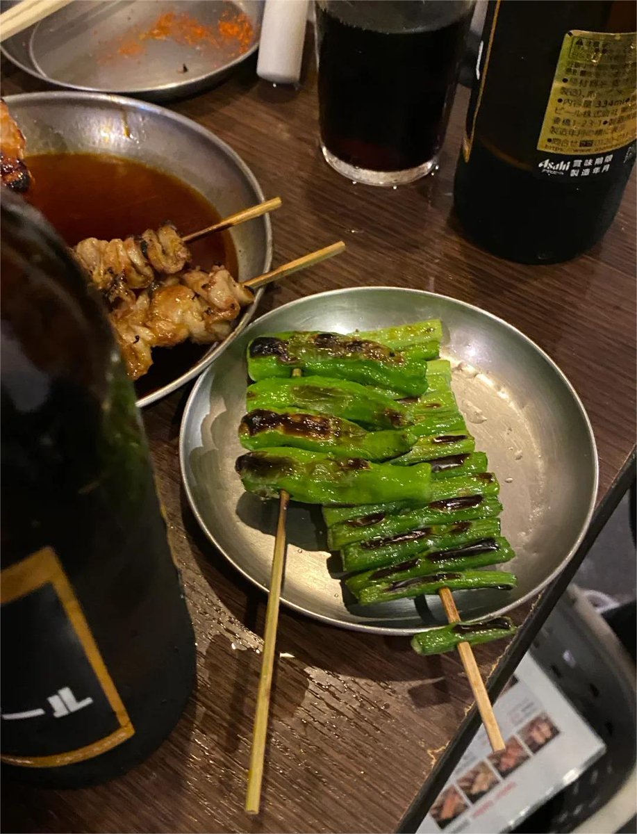 _ninapemberton's tweet image. 店の内装はちょっと古いけど、炭火で焼いた串焼きは出来たてでジュウジュウ音を立ててて、煙が立ち込める中で焦げ目の香ばしさが漂ってて、めっちゃ美味しいよ😋