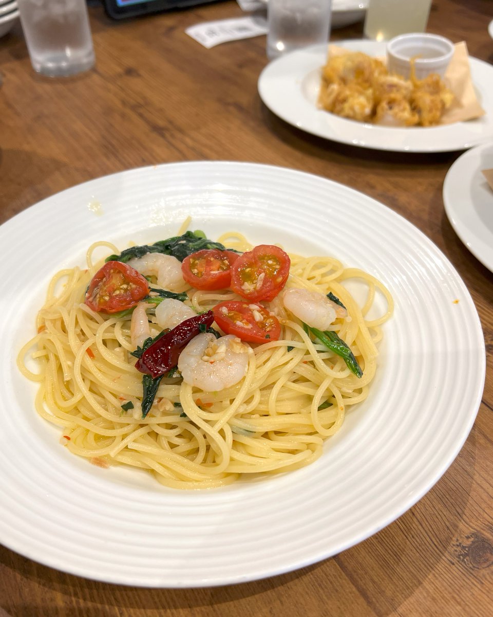 |||🌎🍝〜🍝〜🍝🌍|||
10/25は世界パスタデー 
|||🌏🍝〜🍝〜🍝🌎|||

【わたしのおすすめ👆♪】
えびとほうれん草のトマトペペロンチーノ

ガーリックの香りが食欲をそそります🧄
ジューシーな『ミニトマト🍅』
ぷりぷりの『えび🦐』
旨みがしみ込んだ『ほうれん草🥬』
具沢山で食べ応えも抜群です♪