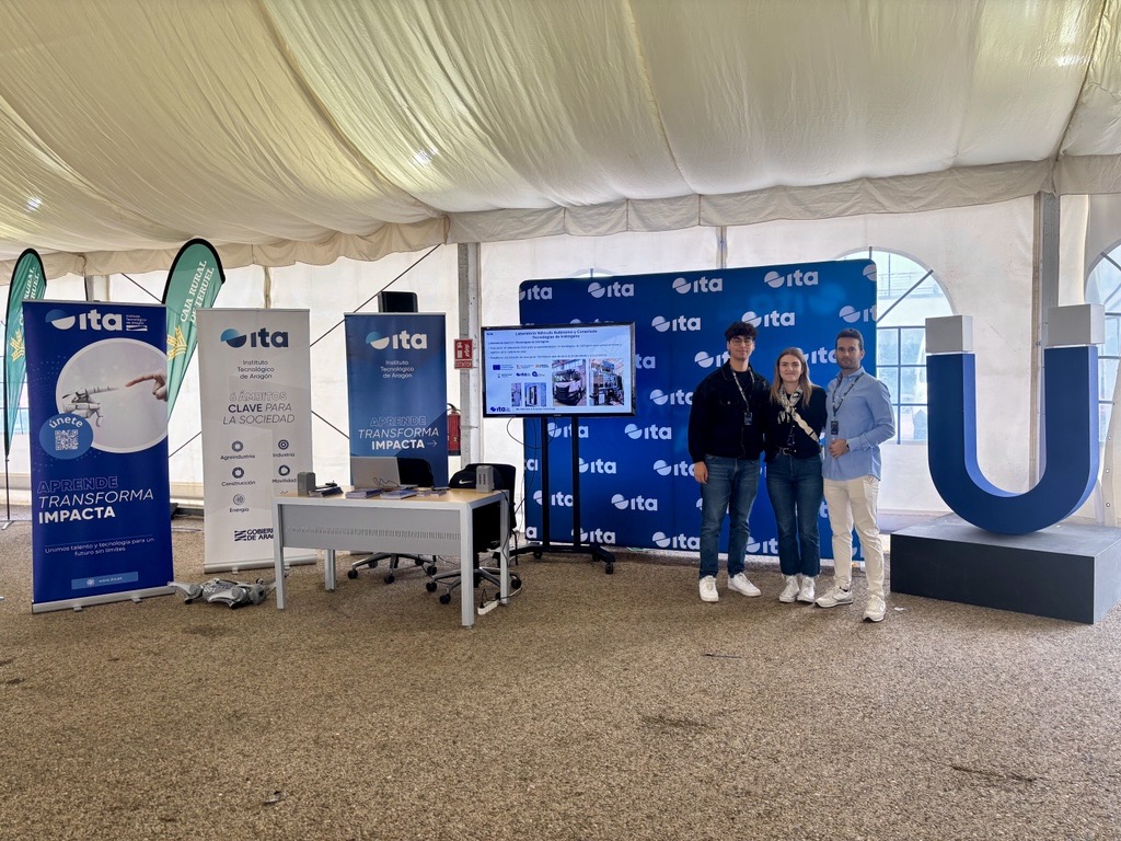 ITA_tecnologia's tweet photo. Estamos en @AragonMotorLand 
Mostramos las capacidades tecnológicas relacionadas con el Laboratorio de Movilidad Autónoma y Conectada y recabamos la atención de nuevo talento entre los más de 70 equipos de diferentes universidades que participan en el evento. #MotoStudent https://t.co/zTNB7ZVICP