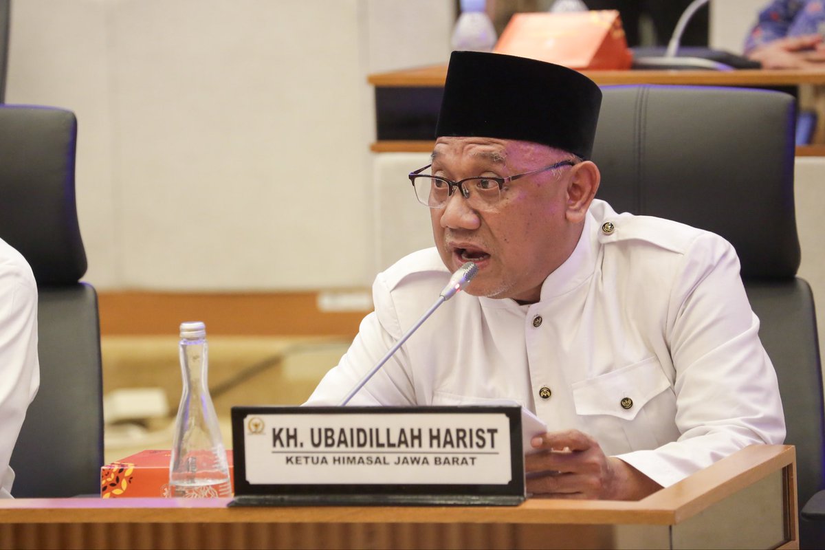 nahdiyinbersatu's tweet photo. Anggota Himpunan Alumni Santri Lirboyo (HIMASAL) saat mengikuti RDPU (Rapat Dengar Pendapat Umum) dengan Pimpinan DPR. #jagapesantren #lirboyo https://t.co/S0KwnR8vyC
