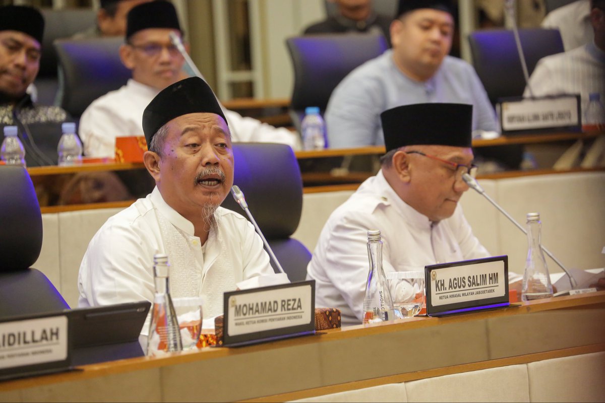 nahdiyinbersatu's tweet photo. Anggota Himpunan Alumni Santri Lirboyo (HIMASAL) saat mengikuti RDPU (Rapat Dengar Pendapat Umum) dengan Pimpinan DPR. #jagapesantren #lirboyo https://t.co/S0KwnR8vyC