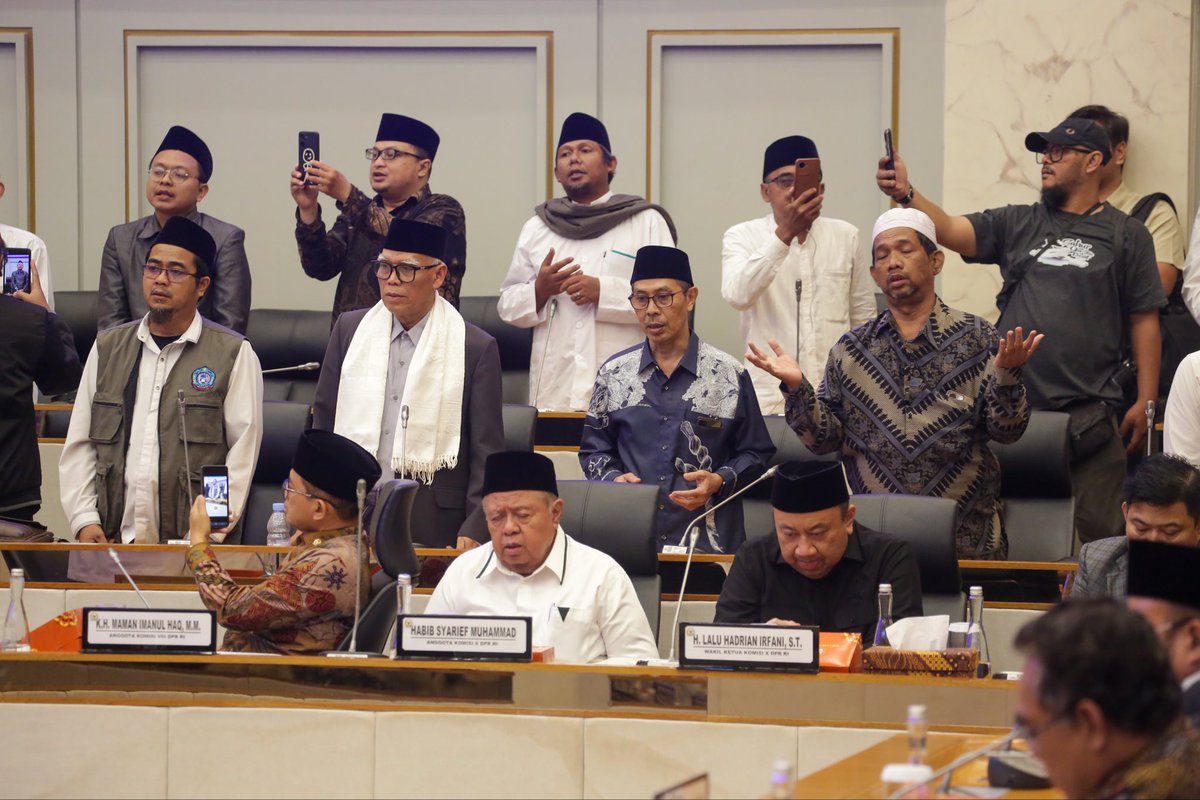 nahdiyinbersatu's tweet photo. Anggota Himpunan Alumni Santri Lirboyo (HIMASAL) saat mengikuti RDPU (Rapat Dengar Pendapat Umum) dengan Pimpinan DPR. #jagapesantren #lirboyo https://t.co/S0KwnR8vyC