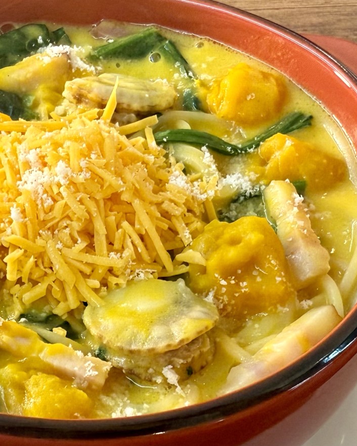【もう食べた？？😋】

カボチャが主役のパスタ🎃
とろ～りカボチャとホタテのクリームソース

カボチャのやさしい味わいを
たっぷりのソースで楽しめる🍝

ふっくらしたホタテ、
ベーコンとチーズが引き立てる
濃厚なおいしさをどうぞ🤤♪
