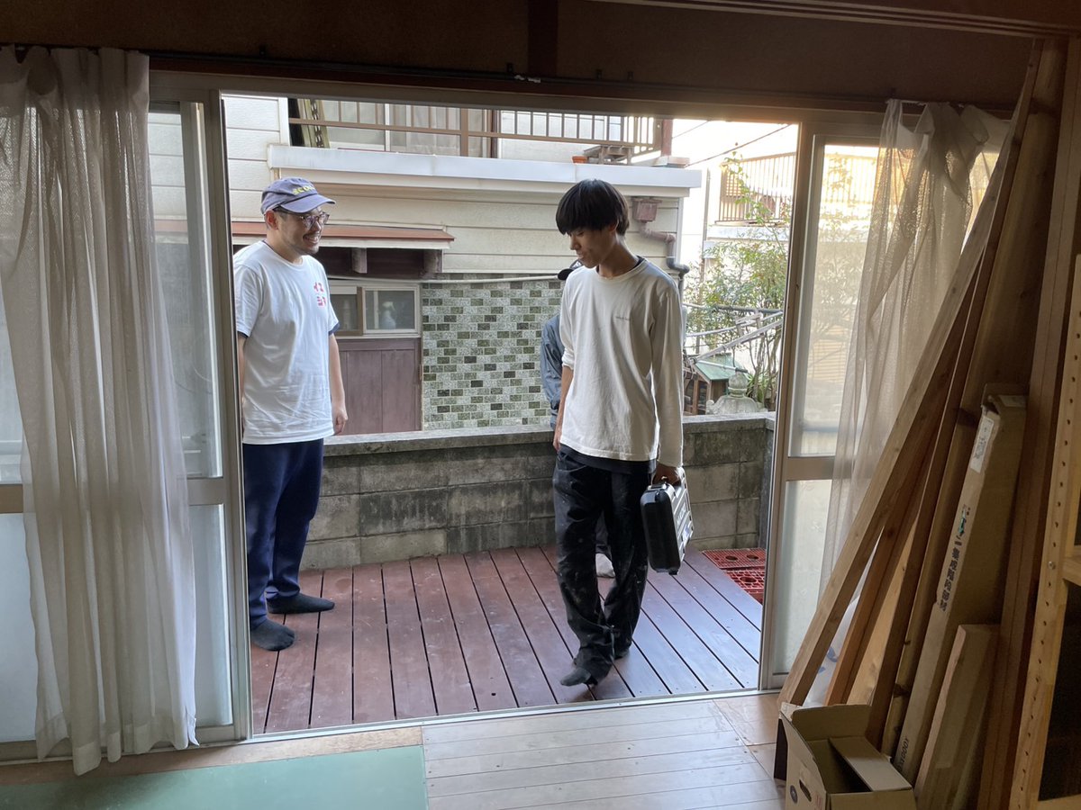 ecohan2022's tweet photo. 特別 FW【空き家再生実践演習】
★3 日目(2025 年 10 月 17 日)
家島での活動の最終日でした!前回完成させた骨組みに天板を取り付け、ついにウッドデッキが完成しました。形になっていく姿を楽しみながら協力して作業を行いました。3日間を通して貴重な経験と学びを得ました!次はポスター発表です！！ https://t.co/7JCTXHRFQe