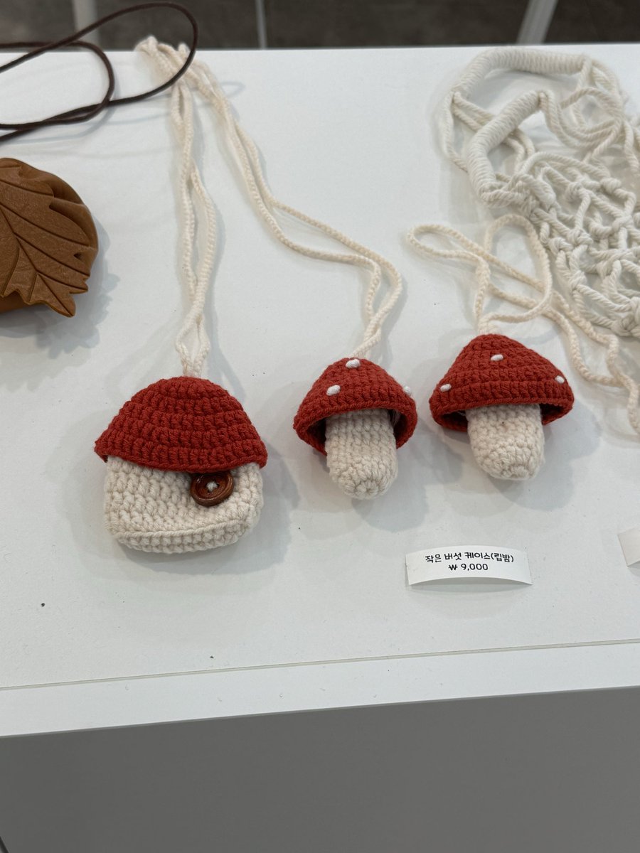 혹시 순천에 오셔서 할거 없으신분들
선덕선덕이라는 가게 함 들러보세여 ㅠ
너무너무 귀여운 소품들이 많아요 ㅠㅠ
가게사장님 반려동물자랑까지 듣다가 떠났어요..🫶
근데 사장님이 원래 낯가리시는 분이래요
근데 저도 초면인데.. (어째서..?)