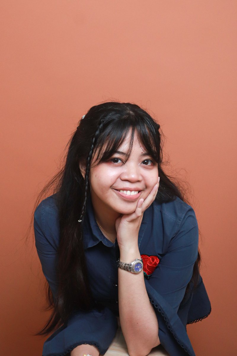 hmcyrene's tweet photo. My free will random stuff to do before I turn 27. 
I love my eyes. I super like my plump lips. I duper like my thicc slight wavy hair. I like my cute nose. I'm satisfied with my height. I get eye smile with my two big front tooths too. 🧵/9 https://t.co/iY6Jjziv36