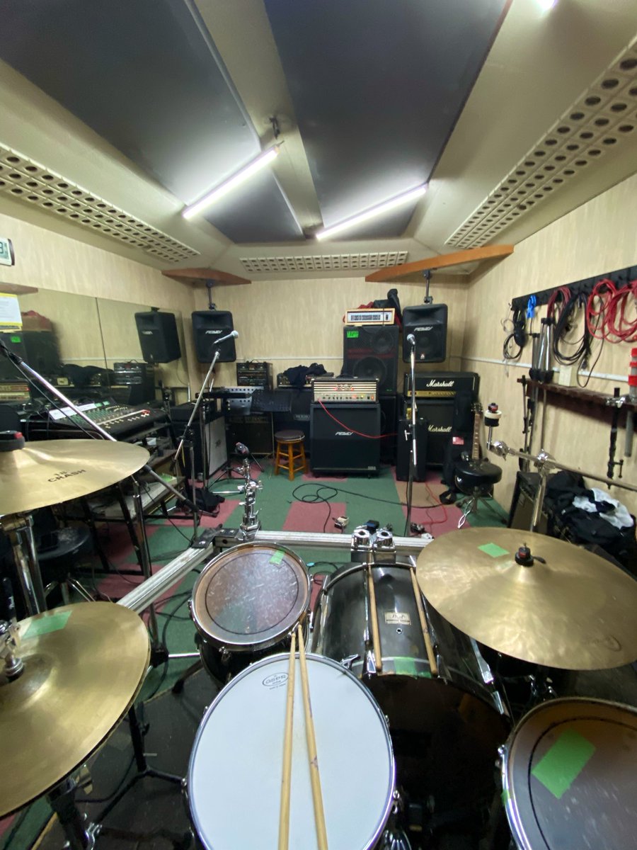 NICOTINE_BEAK's tweet image. スタジオなう。

19日に披露するNICOTINEの新曲の練習。

難しくてやりがいがあるね〜。

#NICOTINE #新曲 #BEAK 
#スタジオ