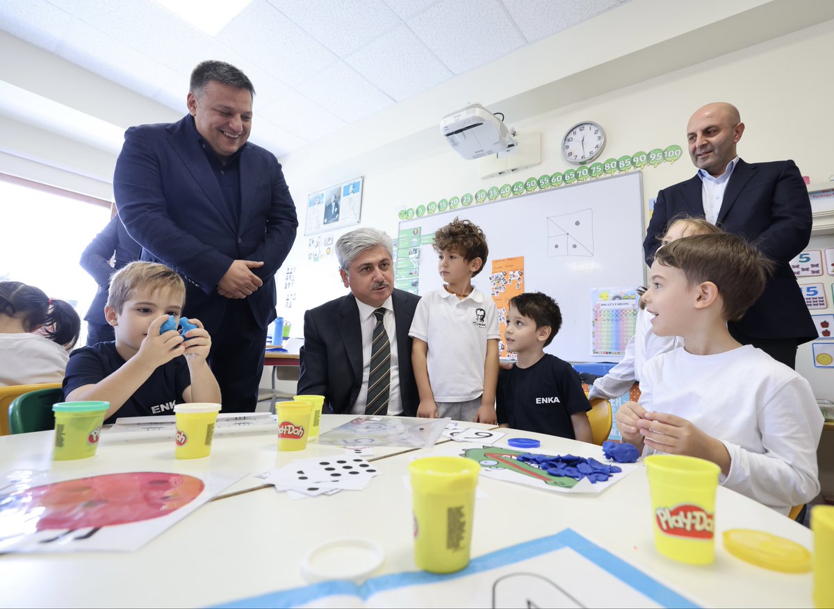 Valimiz Sayın Rahmi Doğan, ENKA İlkokulu’nu ziyaret ederek sınıfları gezdi ve öğrencilerle sohbet etti.

Okul yönetiminden yürütülen eğitim faaliyetleri, projeler ve sosyal etkinlikler hakkında bilgi alan Vali Doğan, öğrencilerin gelişimine katkı sağlayan eğitim uygulamalarının