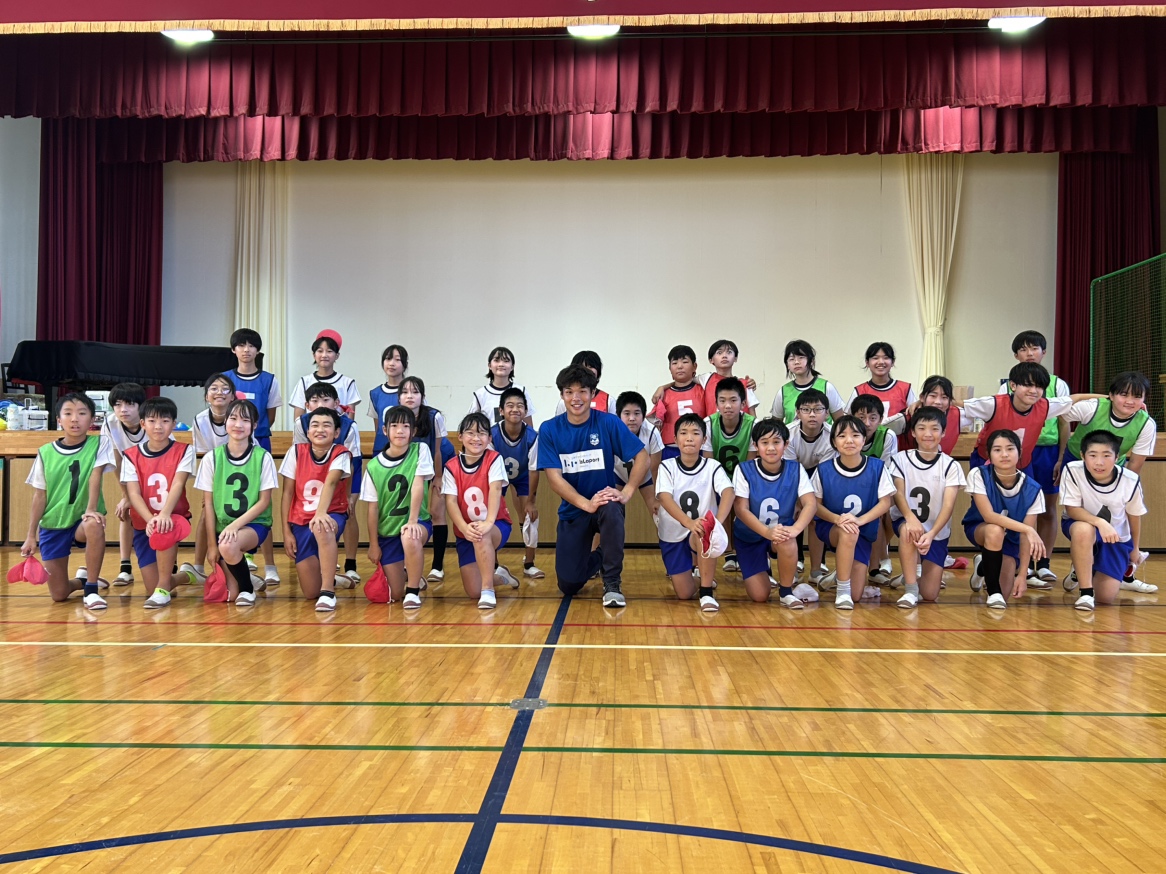 azulclaro1990's tweet photo. 本日 #山田晃士 選手が東伊豆町立稲取小学校を訪問し、10/19(日)に「御殿場市・東伊豆町サンクスサポートデー」として開催される、FC大阪戦の告知を行なってきましたので、お知らせいたします。
 🔗https://t.co/E6x7KeWsZ9

稲取小学校の皆さん、ありがとうございました✨

FC大阪戦のサンクスサポートデー優待および招待の事前申し込みは本日23:59までです🎫
皆さまのご来場を心よりお待ちしております🦁💙
愛鷹を青く染めましょう🔥
#アスルクラロ沼津 #結束〜全力で闘え〜