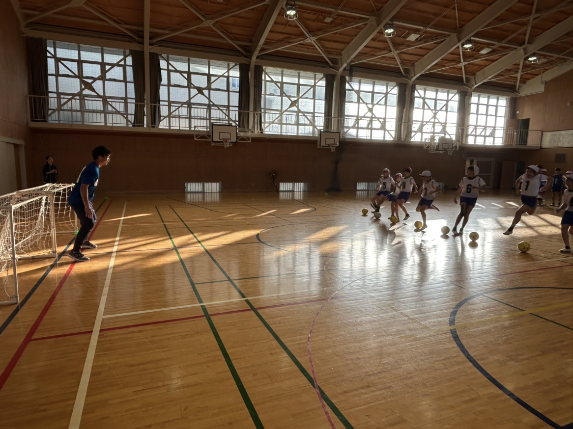 azulclaro1990's tweet photo. 本日 #山田晃士 選手が東伊豆町立稲取小学校を訪問し、10/19(日)に「御殿場市・東伊豆町サンクスサポートデー」として開催される、FC大阪戦の告知を行なってきましたので、お知らせいたします。
 🔗https://t.co/E6x7KeWsZ9

稲取小学校の皆さん、ありがとうございました✨

FC大阪戦のサンクスサポートデー優待および招待の事前申し込みは本日23:59までです🎫
皆さまのご来場を心よりお待ちしております🦁💙
愛鷹を青く染めましょう🔥
#アスルクラロ沼津 #結束〜全力で闘え〜