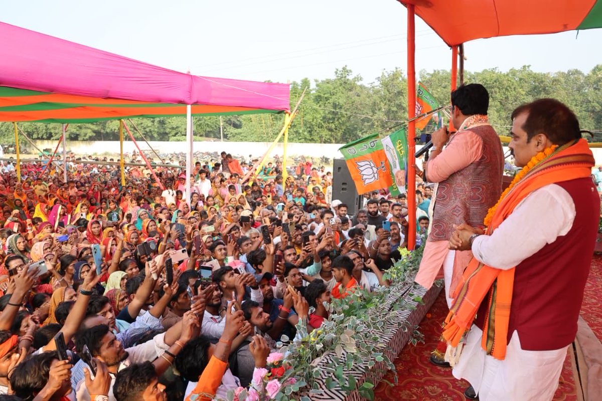 ravikishann's tweet image. आज महंत विश्वेश्वर दास महाविद्यालय, रामपुरा सिंहवाड़ा में आयोजित जनसभा में उपस्थित होकर एनडीए गठबंधन के भाजपा उम्मीदवार श्री @JIBESHKUMARBIH  जी के समर्थन में नामांकन के अवसर पर आयोजित जनसभा को संबोधित किया ।

कार्यक्रम में क्षेत्र के युवाओं, मातृशक्ति और कार्यकर्ताओं की बड़ी…