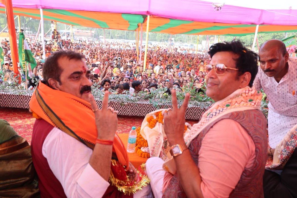 ravikishann's tweet image. आज महंत विश्वेश्वर दास महाविद्यालय, रामपुरा सिंहवाड़ा में आयोजित जनसभा में उपस्थित होकर एनडीए गठबंधन के भाजपा उम्मीदवार श्री @JIBESHKUMARBIH  जी के समर्थन में नामांकन के अवसर पर आयोजित जनसभा को संबोधित किया ।

कार्यक्रम में क्षेत्र के युवाओं, मातृशक्ति और कार्यकर्ताओं की बड़ी…