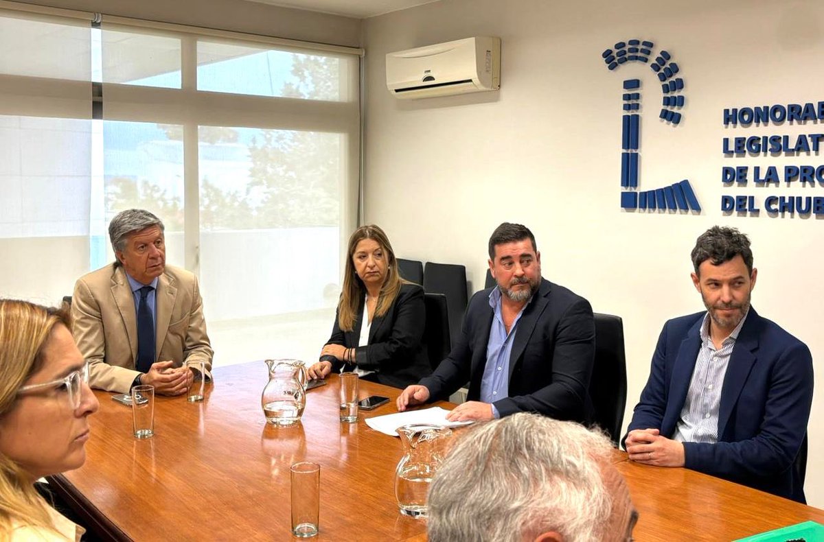 CON EL COLEGIO DE ABOGADOS DE TRELEW

Junto a la diputada <a href="/AguileraMAndrea/">María Andrea Aguilera</a> nos reunimos en la <a href="/LegisdelChubut/">Legislatura del Chubut</a> con autoridades del Colegio de Abogados de Trelew para hablar de iniciativas legislativas vinculadas con el ejercicio de la profesión. 

Participaron de la reunión el