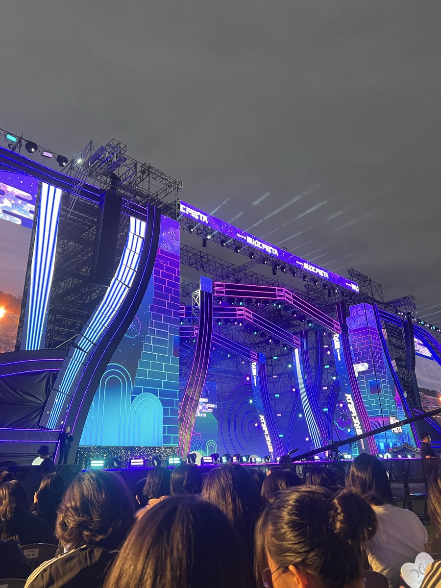 jo0526ji's tweet photo. 공짜 공연 좋다 https://t.co/M2FNIi83W5