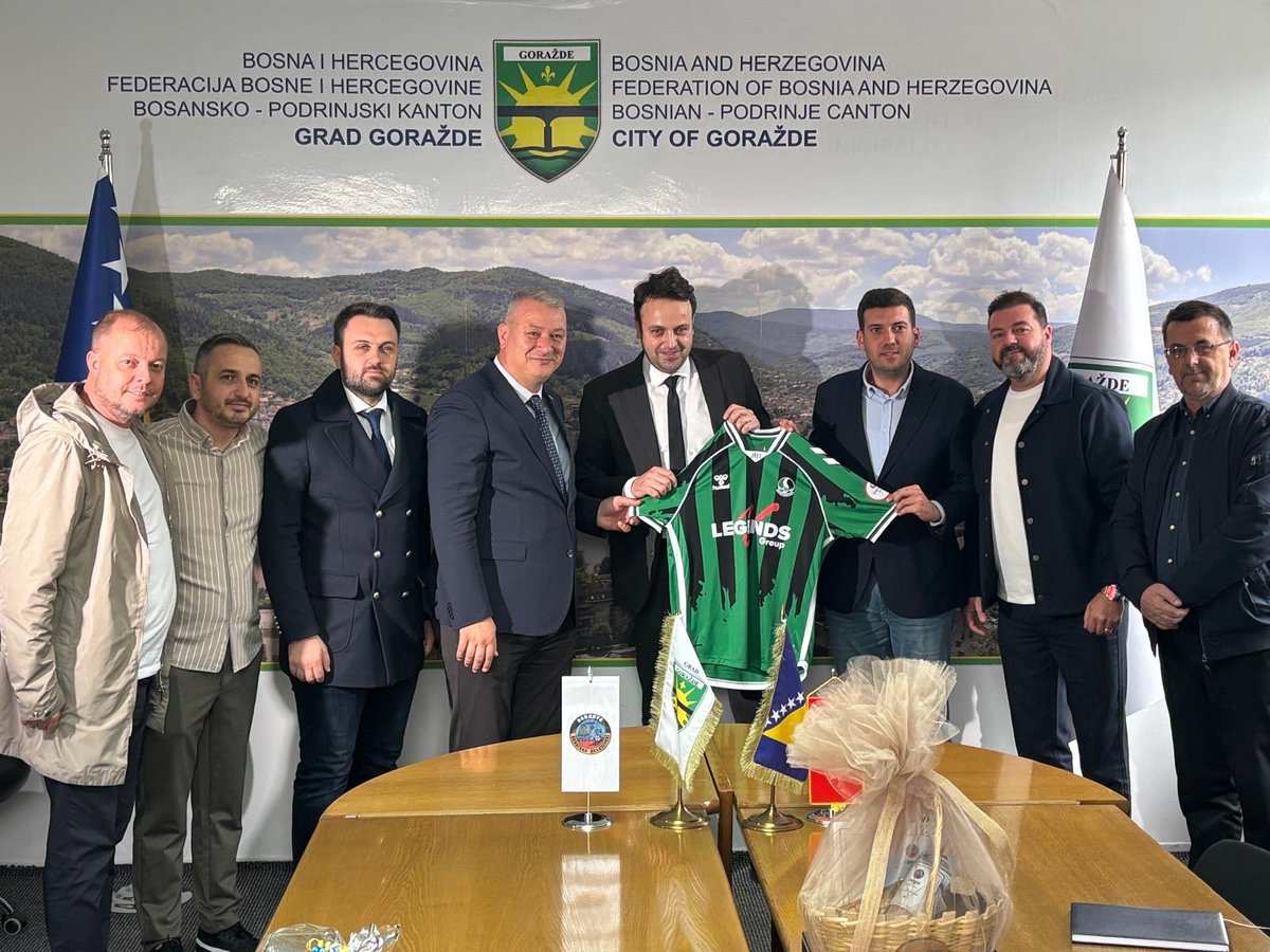 Bosna halkının destan yazdığı şehir Gorajde'deyiz... 🇧🇦🤝🇹🇷
Zaten gönülden bağlı olduğumuz bu güzel şehirde, Kardeş Şehir Protokolümüzü Belediye Başkanı Ernest İmamoviç ile birlikte imzaladık.

Sakarya Boşnaklar Kültür ve Yardımlaşma Derneği Başkanı Furkan Berk ve yönetimiyle