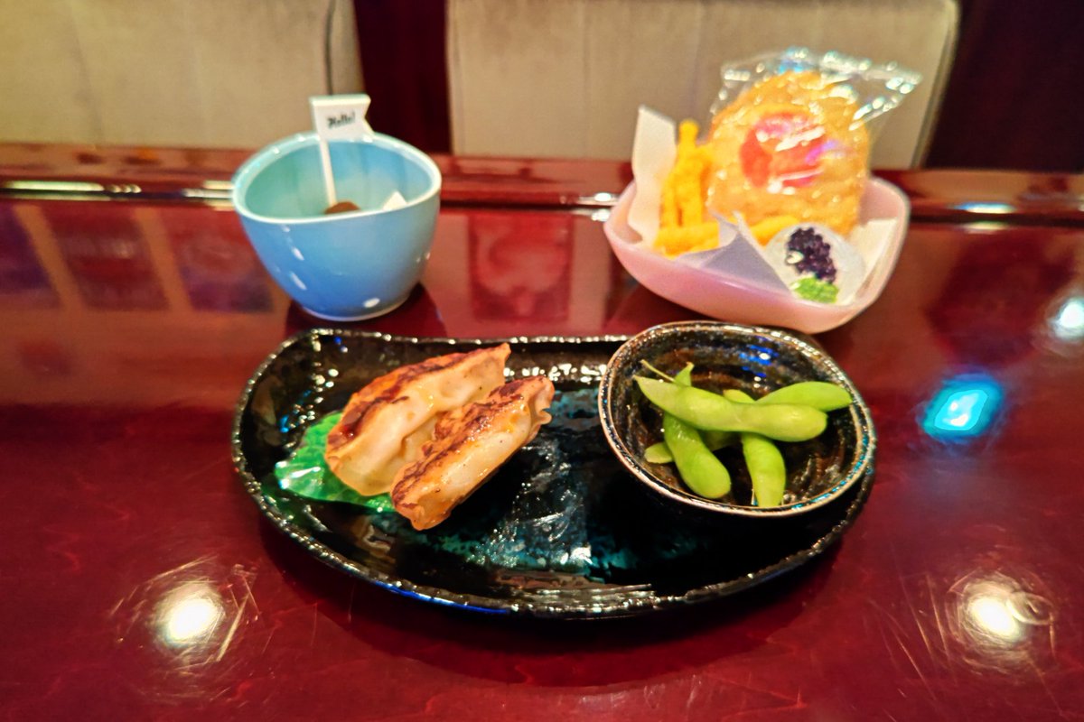 #広島市 #ゲイバー #スナックひろひろ
今日のお通し

焼き餃子  あ～んど  枝豆  あ～んど  乾き物  あ～んど  フルーツちょびっと。

美味しいわよ～ん。🐷