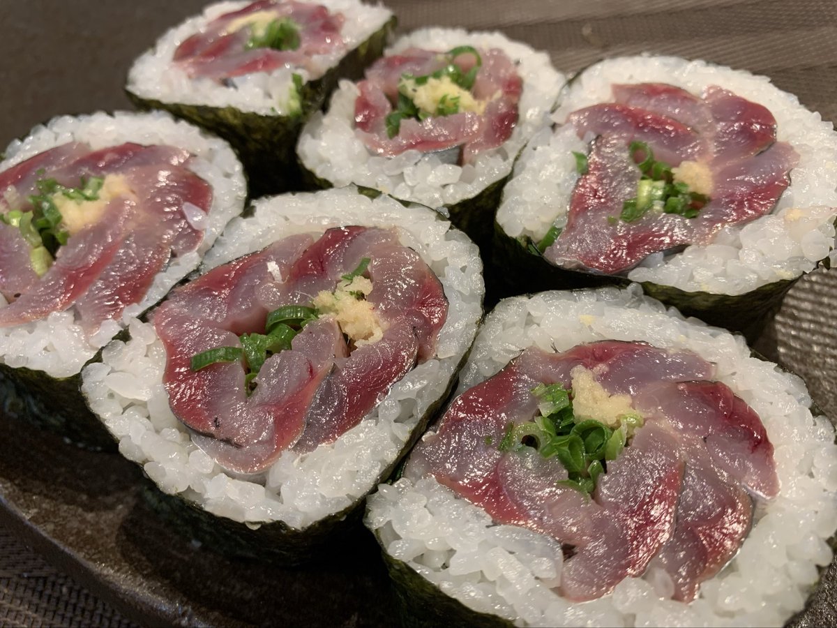 skanayaneko's tweet image. 秋刀魚の太巻き完成。食べた事ありますか❓🤣