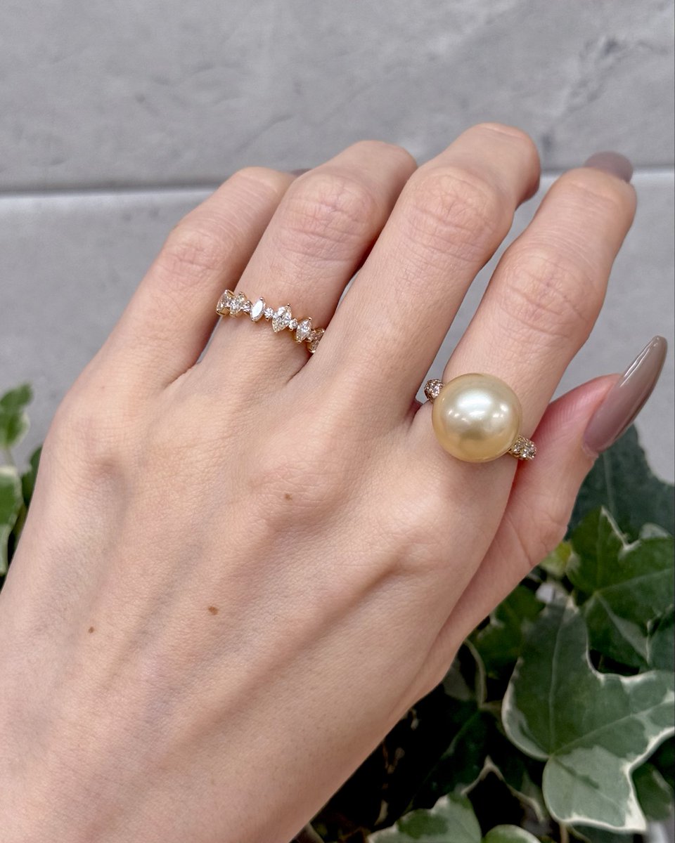 gurala_jewelry's tweet photo. テリテリまんまる南洋真珠🦪💛
エクボ傷なしの綺麗なルースです☺️

真珠の色に合わせて地金はイエローに💛
パヴェ腕です💓
ぜひカジュアルな服装にも合わせてください💐✨

K18YG
南洋真珠13.8mm
税込25万円です💎 https://t.co/i0mdZzweSk