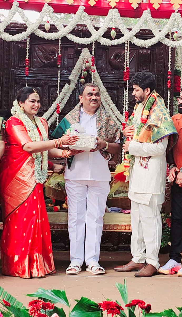 karave_KRV's tweet photo. ಕುವೆಂಪು ಪರಂಪರೆಯ ಮಂತ್ರ ಮಾಂಗಲ್ಯ ವಿವಾಹದಲ್ಲಿ ಭಾಗವಹಿಸಿದ ಕರ್ನಾಟಕ ರಕ್ಷಣಾ ವೇದಿಕೆಯ ರಾಜ್ಯಾಧ್ಯಕ್ಷರು ಟಿ.ಎ. ನಾರಾಯಣ ಗೌಡರು, ಖ್ಯಾತ ಗಾಯಕಿ ಸುಹಾನಾ ಸೈಯದ್ ಮತ್ತು ನಿತಿನ್ ಶಿವಂಶ್ ದಂಪತಿಗೆ ಹಾರ್ದಿಕ ಶುಭಾಶಯ ಕೋರಿದರು.

“ಕುವೆಂಪು ತತ್ವಗಳೇ ಕನ್ನಡ ನಾಡಿನ ನಿಜವಾದ ಸಂಸ್ಕೃತಿ” — ಟಿ.ಎ.ನಾರಾಯಣ ಗೌಡ

#ಕುವೆಂಪು #ಮಂತ್ರಮಾಂಗಲ್ಯ #ಕರವೇ https://t.co/YOQl7SgPgD