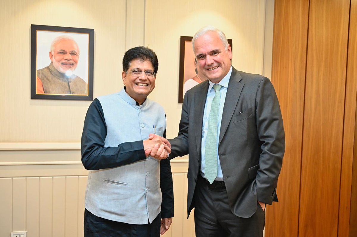 PiyushGoyal's tweet photo. Had a productive discussion with Mr. Stefan Oelrich, Member of the Board of Management and President, Pharmaceuticals of @Bayer. 
‌
Engaged on emerging global trade and regulatory frameworks in pharmaceuticals and life sciences, exploring collaboration avenues to strengthen India’s role in resilient healthcare supply chains.