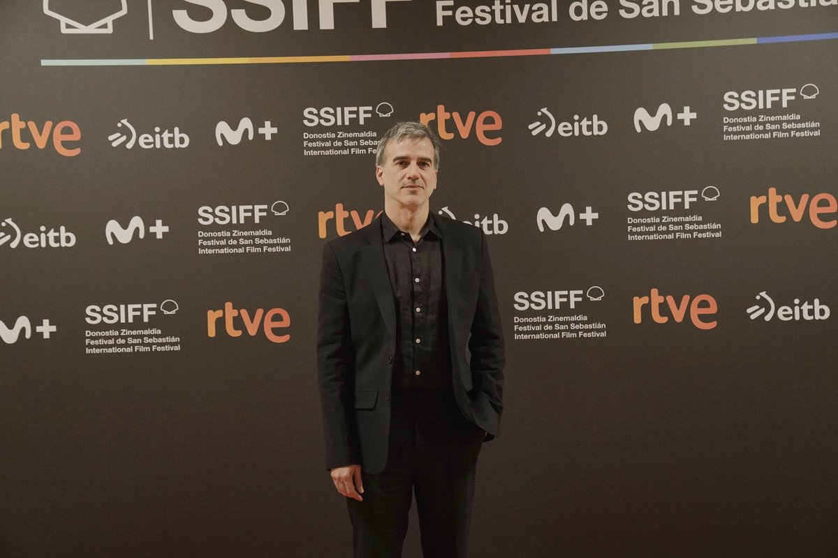 sansebastianfes's tweet photo. 🎟️ Estreno en cines - Zinemetan
🎞️ UN CABO SUELTO
Tercera película de @daniel_hendler, en la que un oficial de bajo rango (Sergio Prina) llega a Uruguay escapando de la policía argentina.
#HorizontesLatinos #73SSIFF #Spotlight @la_Biennale
🏆Premio de la Industria #WIPLatam 2024 | #ForodeCoproducción 2023
Daniel Hendlerren hirgurarren filma da #UnCaboSuelto.
Maila baxuko ofizial bat (Sergio Prina) Uruguaira iristen da Argentinako poliziarengandik ihes eginez.