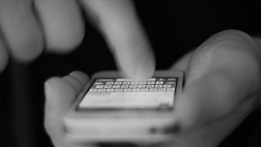 abdullahciftcib's tweet photo. “PT First Wap International” adlı telekomünikasyon şirketinin telefon numaraları üzerinden küresel bir “telefon takip imparatorluğu” kurduğu ortaya çıktı

▪️ Lighthouse ekibindeki bağımsız gazeteciler, 1,5 milyon satırlık veriden oluşan ve yüzbinlerce konum bilgisinin yer aldığı arşive erişim sağladı

▪️ Vatikan’dan Silikon Vadisi’ne kadar uzanan geniş bir coğrafyada üst düzey siyasetçiler, iş insanları ve aktivistlerin takip edildiği ortaya çıktı

▪️  1 yıl süren araştırmalar sonucunda telekomünikasyon şirketinin SS7 ağındaki güvenlik açıklarını kullanarak birçok insanı sadece telefon numarası ile takip ettiği belirlendi

📱 Takip için geliştirilen yazılım: Altamides

▪️ Rapora göre şirket, iz bırakmadan konum takibi yapabilen 'Altamides' adlı bir yazılım geliştirdi

▪️ Yazılımın, konum takibinin yanı sıra, mesajları ve telefon görüşmelerini dinleme ve hatta WhatsApp gibi şifreli mesajlaşma uygulamalarını kırabilme yeteneğine sahip olduğu ortaya çıktı

▪️ Pegasus gibi üst düzey casus yazılımların aksine, First Wap'ın Altamides sistemi bir telefona bulaşamıyor, sistem tamamen telekom ağı düzeyinde çalışıyor

👥 Kimler takip edildi?

▪️ Düzenli takip edilen kişiler arasında siyasi figürlerden iş insanlarına dünyanın pek çok bölgesinden çok sayıda isim yer aldı

▪️ Takip edilenler arasında İsrail Başbakanı Binyamin Netanyahu'nun davalarına bakan savcı Liat Ben Ari'dan Beşşar Esed’in eşi Esma Esed'e kadar çok sayıda üst düzey ismin yer aldığı bulundu

▪️ Gazeteciler, 160'tan fazla ülkede takip yapıldığını; bazı ülkelerde ve bölgelerde bu faaliyetlerin daha yoğun olduğunu tespit etti

▪️  Özellikle Avrupa kıtasında faaliyetlerin yoğun olduğu, ayrıca İsrail, Kolombiya, Venezuela, Nijerya, Los Angeles ve Moskova gibi şehir ve ülkelerde de takip yoğunluğunun belirgin şekilde yüksek olduğu tespit edildi