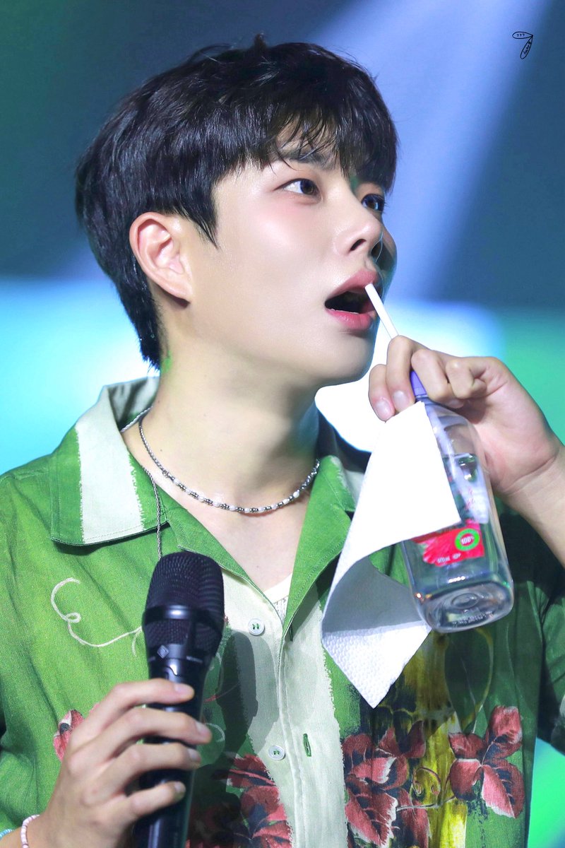 MJ__heart's tweet photo. 빨대도 주니를 좋아한댕><🧃🧡

(나도><💕

#주니지니 #ZOONIZINI 
#ASTRO #MJ #아스트로 #엠제이 #김명준 https://t.co/ZgA7kL2CWe