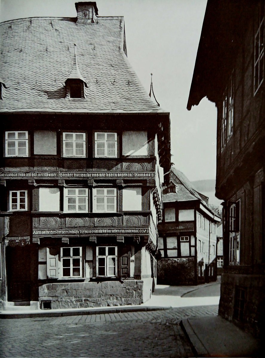Zurück aus viel zu langer Sommerpause.

Magnus-Karsten-Haus, Goslar.