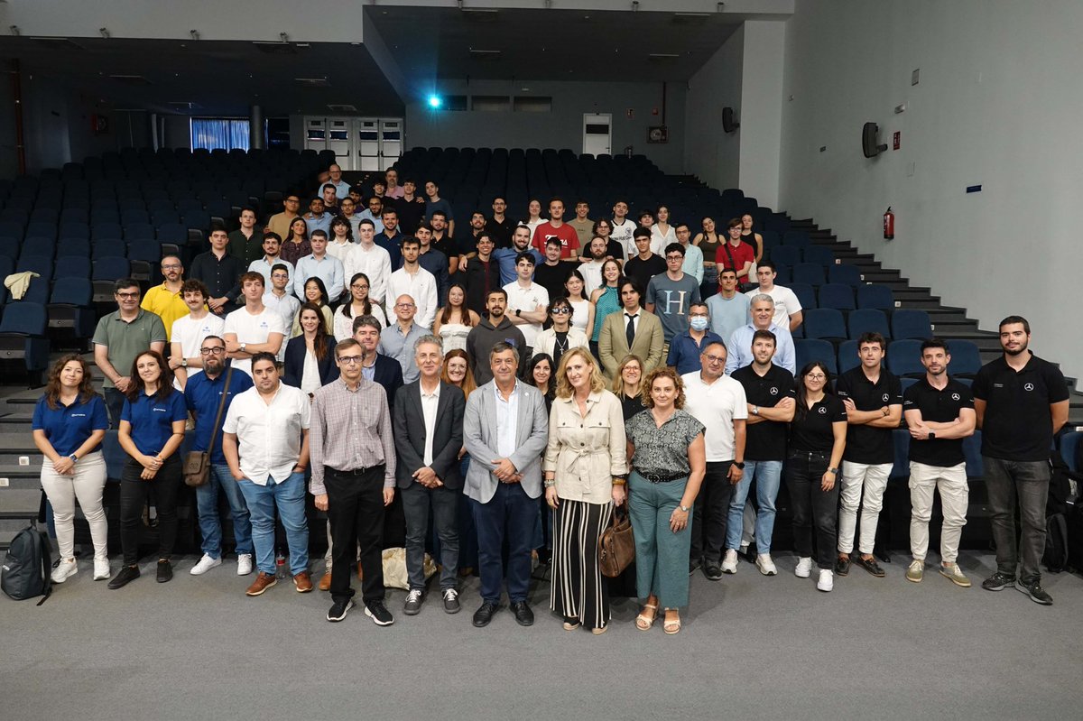 teolopezuma's tweet photo. Las aulas de @InformaticaUMA acogen el II ‘Malackathon’, en el que los estudiantes resuelven el reto de la iniciativa Cyber-Guardians: crear una aplicación tecnológica que dé soporte a los facultativos de Salud Mental en España. https://t.co/ooAhhhGoIh