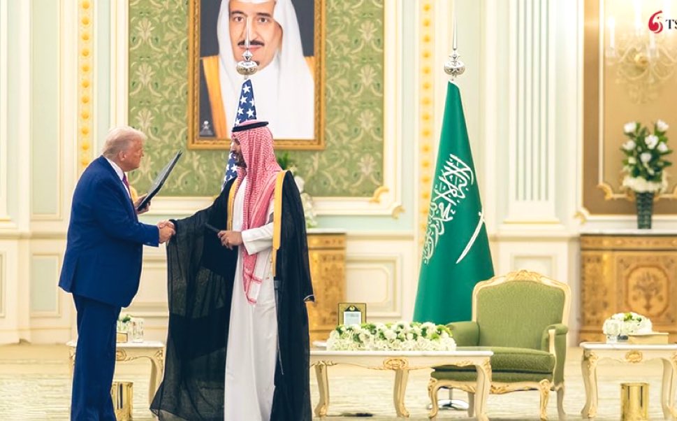 صحيفة "فايننشال تايمز" البريطانية:

السعودية تجري مناقشات مع الولايات المتحدة بشأن اتفاق دفاعي  🇸🇦 🇺🇸

-التفاصيل:

توجد مناقشات بشأن توقيع شيء ما عند زيارة الأمير "محمد بن سلمان"  إلى الولايات المتحدة الشهر المقبل، لكن التفاصيل لا تزال قيد التغيير، وسط توقعات بأن تكون قوية وتشمل