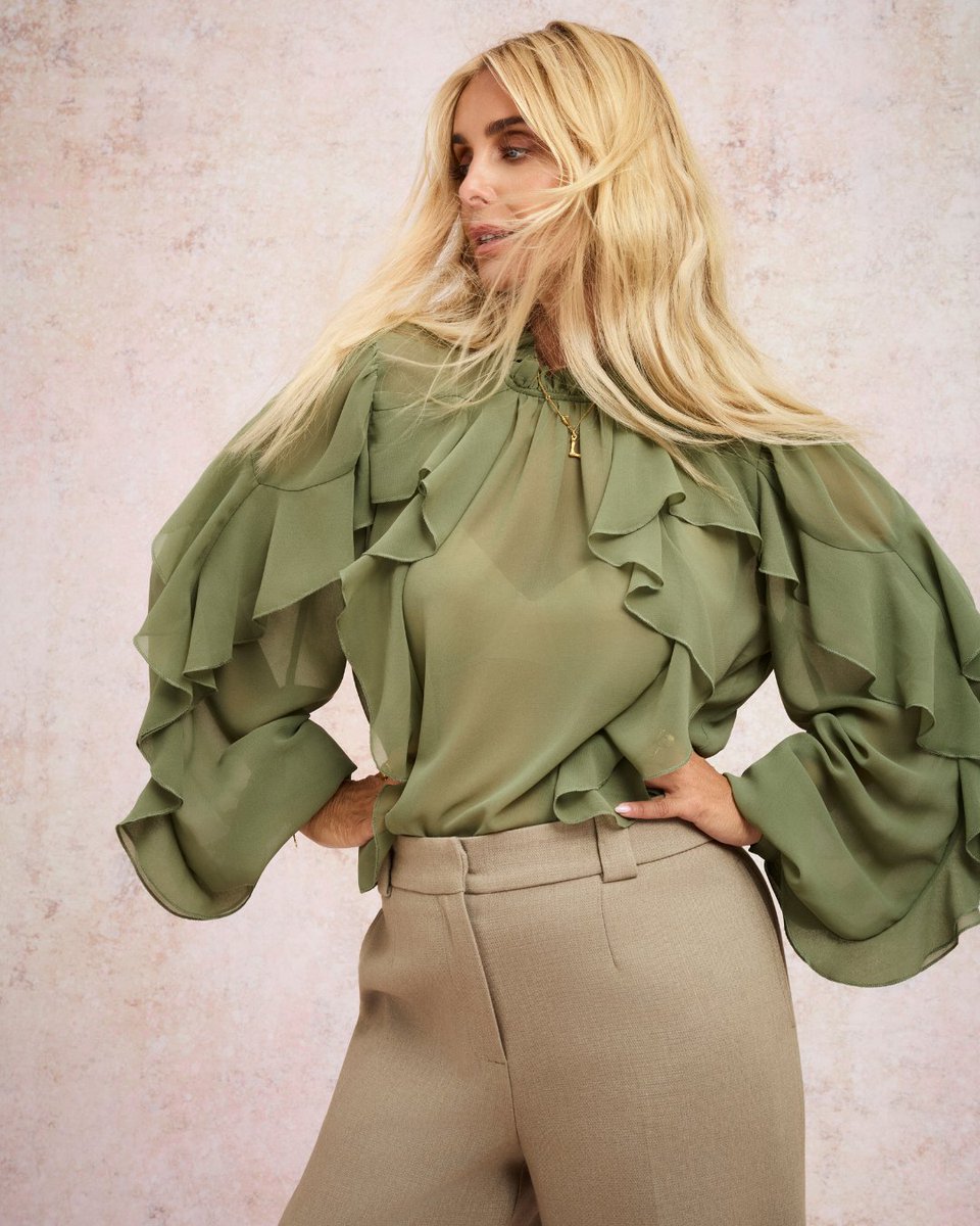 The blouse that does all the talking 💚

Click to shop 🔗
bit.ly/471vLQH