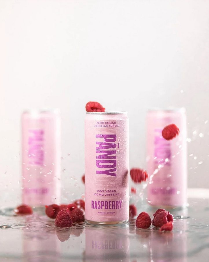 InfoHeritagejp's tweet image. 甘さ控えめで、後味すっきり。
ラズベリーのフルーティーな味わいが、疲れた体に元気をくれる。
カフェイン99mg配合で、集中力もアップ。
砂糖不使用、糖質・脂質・カロリーゼロだから、健康志向の方にもおすすめ。

#PANDY #パンディ #エナジードリンク #ラズベリー #スウェーデン