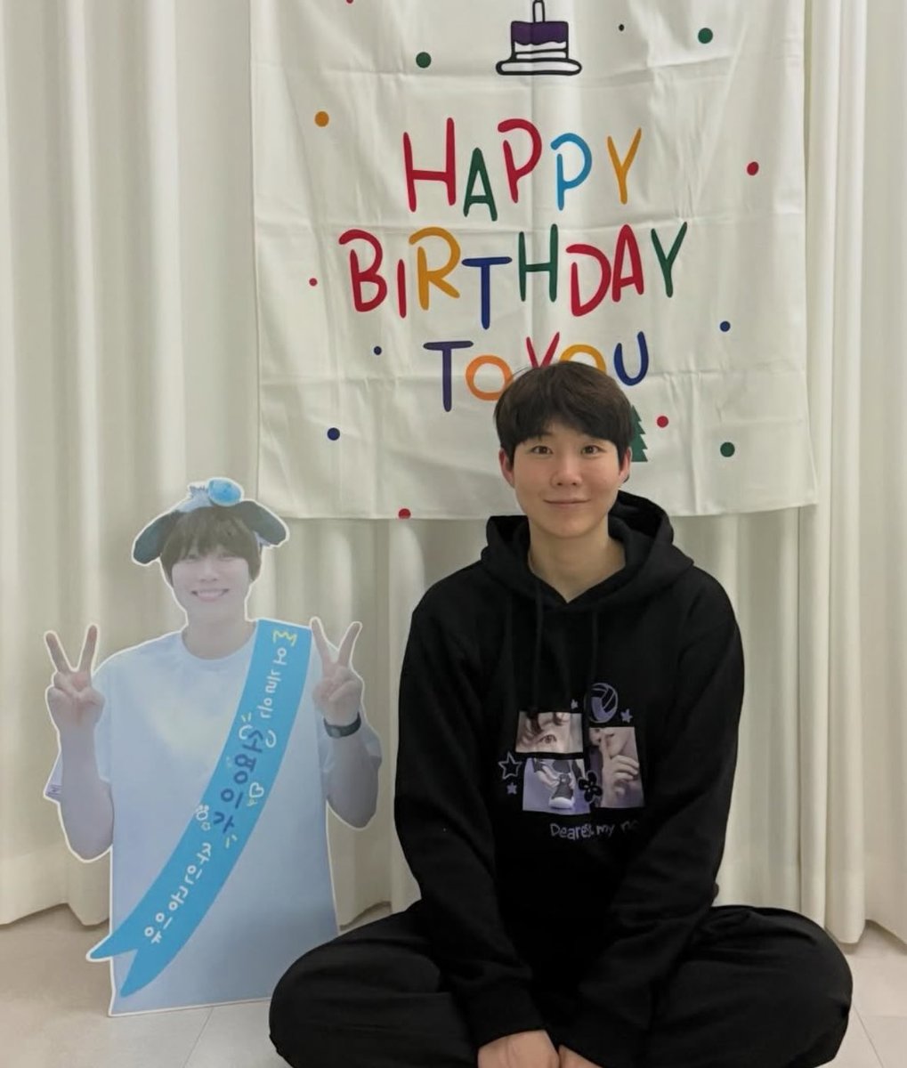 soyounn9's tweet photo. 누가 강아지야? 강아지보다 귀여운 사람이 있을 수 있구나…ㄷㄷ 오늘 생일이라서 그런가 더 귀엽고 더 행복해보이네요! 내일모레 시즌 첫경기인데 오늘 생일 알차고 멋지게 보내고 일요일에 만나요😽 생일축하합니다🎂
#오늘은_소영이가_주인공이야 #이소영이_끌리는_이유 #이소영 https://t.co/3DuI6EKqOj