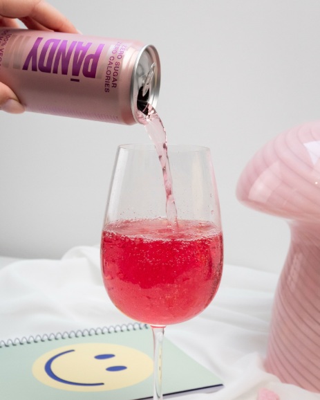 InfoHeritagejp's tweet image. 甘さ控えめで、後味すっきり。
ラズベリーのフルーティーな味わいが、疲れた体に元気をくれる。
カフェイン99mg配合で、集中力もアップ。
砂糖不使用、糖質・脂質・カロリーゼロだから、健康志向の方にもおすすめ。

#PANDY #パンディ #エナジードリンク #ラズベリー #スウェーデン