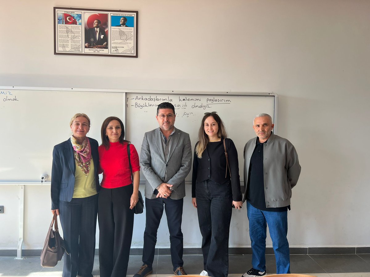 Türk Pireli İlkokulu öğretmenlerimizle bir araya gelerek sohbet etme imkanı bulduk. Şu Yöneticilerimiz Hakan Önerden ve Fetilay Kurt'un eşliğinde  kendilerinin her daim yanlarında olduğumuzu ifade ettik.